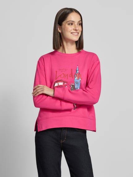 Frauenmodel trägt Sweatshirt mit Motiv-Print und Rundhalsausschnitt von Milano Italy in Pink, bequemer Relaxed Fit, Baumwoll-Mix, Ganzkörperansicht von vorne.