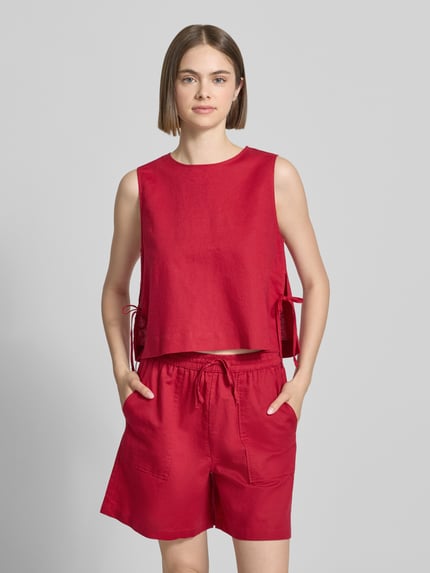 Frauenmodel trägt Regular Fit Top aus Leinen-Baumwolle-Mix von Marc O'Polo Denim, Optik: Unifarben, Binde-Details, Rundhals-Ausschnitt, Ärmelform: Ohne, leuchtendes Rot, glatte Textur, Ganzkörperansicht von vorne.