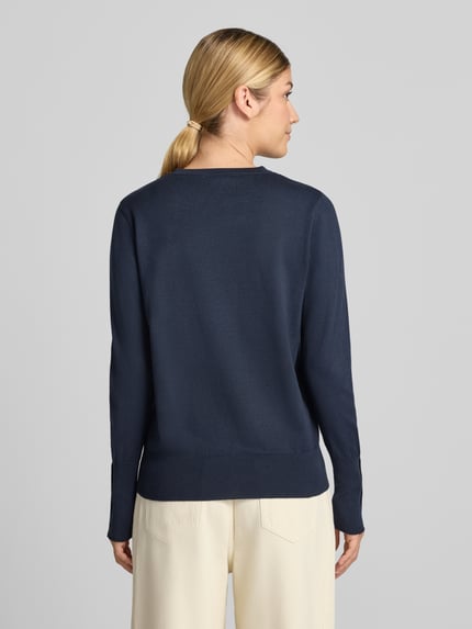 Frauenmodel trägt Strickpullover aus Viskose-Mix Modell 'KATIE' von FREE/QUENT in Dunkelblau mit geradem Schnitt, Ganzkörperansicht Rückansicht.