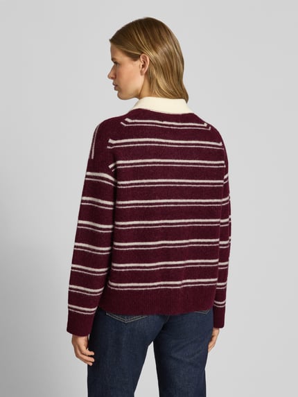 Männermodel trägt Oversized Pullover aus Alpaka-Woll-Mix von Marc O'Polo DENIM, bordeaux mit weißen Streifen, Ganzkörperansicht Rückansicht