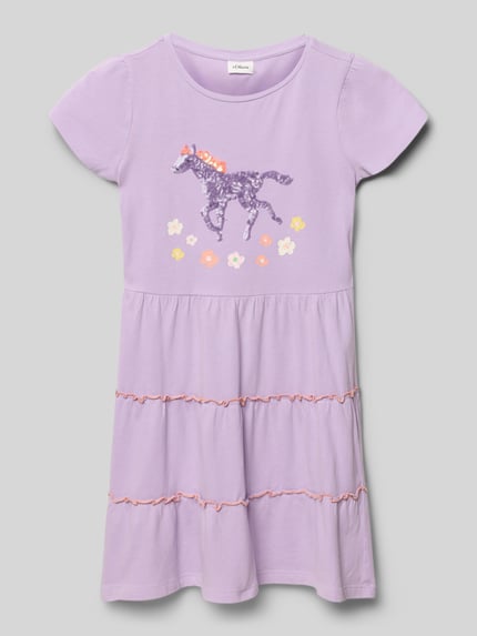 Mädchen trägt Tailliertes Freizeitkleid aus reiner Baumwolle von s.Oliver RED LABEL in Optik: Unifarben, Motiv-Print, Paillettenbesatz, Jersey, Midi-Länge, Kurzarm, Volant, Ganzkörperansicht von vorne.
