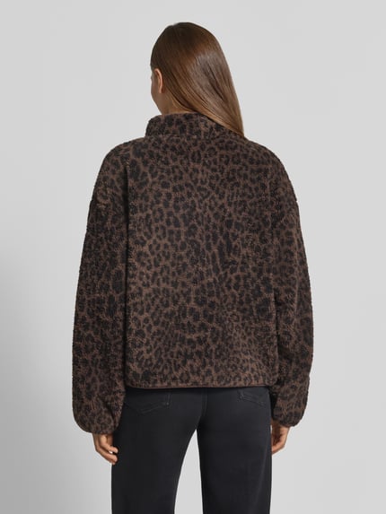 Frauenmodel trägt Regular Fit Teddyjacke von Jake*s Casual in braun-schwarzem Leopardenmuster, kuschelige Textur, Ganzkörperansicht Rückansicht.
