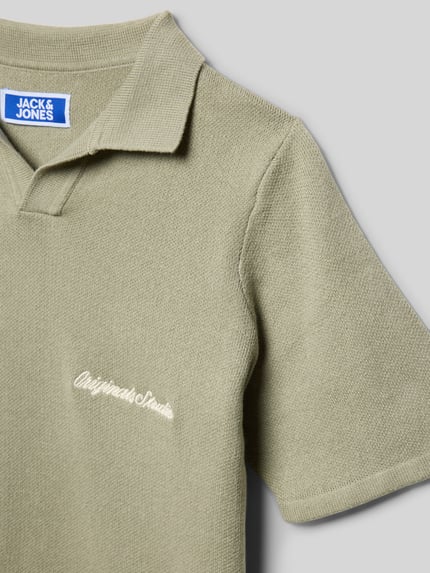 Produktfoto, Regular Fit Poloshirt mit Logo-Stitching Modell 'Rebro' von Jack & Jones, czysta bawełna, krój regular fit, krótki rękaw, kołnierzyk polo, długość tyłu w rozmiarze 140: 51 cm, tekstura pikowana, kolor oliwkowy
