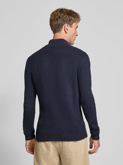 Männermodel trägt Strickpullover mit Troyer-Kragen Modell 'PANNEL' von JACK & JONES, dunkelblau, grobe Struktur, Rückenansicht, Material-Mix mit Baumwoll-Anteil, enganliegend, Rückenlänge 70 cm, Ärmellänge 74 cm. Ganzkörperansicht Rückansicht
