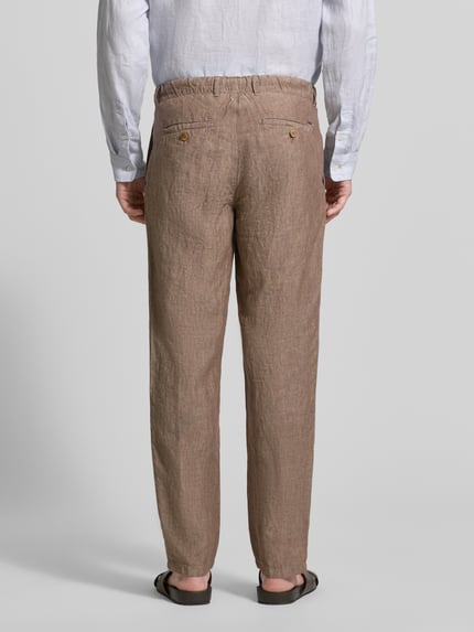 Mężczyzna model nosi Straight Fit Leinenhose mit Tunnelzug von Brax, efekt: jednolity kolor, krój straight fit, tunel, materiał: len. Ganzkörperansicht Rückansicht.