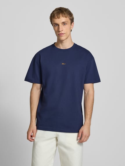 Männermodel trägt Regular Fit T-Shirt mit Logo-Stitching von BLKVIS aus Reine Baumwolle, Rundhalsausschnitt, Dunkelblau, Ganzkörperansicht von vorne. Rückenlänge bei Größe M: 62 cm.
