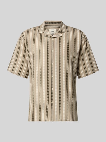 Produktfoto, Regular Fit Freizeithemd mit Reverskragen Modell 'HOWIE' von Redefined Rebel aus reiner Baumwolle mit Allover-Look, beige-braune Streifen, glatte Textur, Label-Detail.