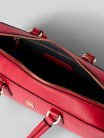 Produktfoto, Umhängetasche mit abnehmbarem Schulterriemen von Tommy Hilfiger in roter Lederoptik mit Logo-Detail und goldenem Reißverschluss, Hauptfach und RFID-Schutz, aus Kunstleder.