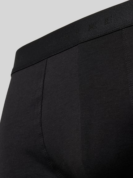Męski model nosi obcisłe bokserki Trunks im 2er-Pack mit elastischem Logo-Bund von FALKE, mieszanka bawełny z dodatkiem streczu, dopasowany krój, elastyczny pasek z logo, Zestaw 2 szt., zbliżenie na górną część ciała