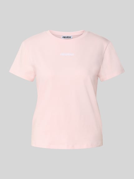Produktfoto, lichtroze T-shirt met ronde hals, gestikt logo en nauwsluitend model van katoenmix met stretch, T-Shirt met Rundhalsausschnitt und Logo-Stitching van Review, ruglengte bij maat S 53 cm