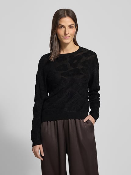 Frauenmodel trägt Strickpullover mit Rundhalsausschnitt von Luisa Cerano im Allover-Look, Regular-Fit, Material-Mix mit Alpaka-Anteil, Ganzkörperansicht von vorne.