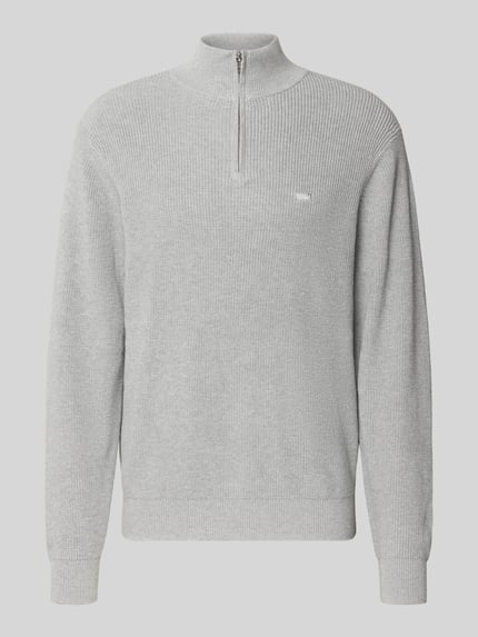 Produktfoto, Strickpullover mit Stehkragen von Levi's®, hellgrau, gerippte Abschlüsse, kurzer Reißverschluss, Regular Fit, Label-Stitching