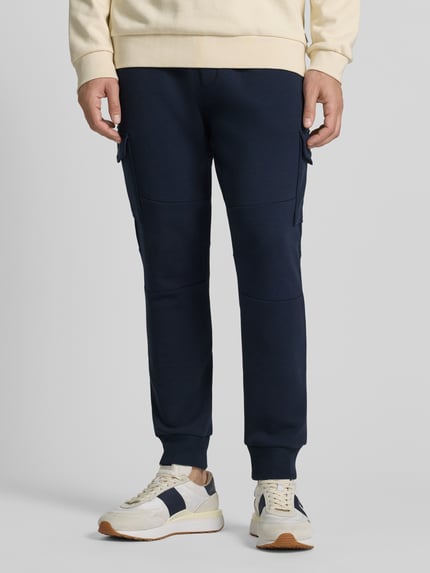 Männermodel trägt Sweatpants mit elastischem Bund von Polo Ralph Lauren aus Baumwoll-Elasthan-Mix in Dunkelblau, lockerer Schnitt, Label-Detail, Eingrifftaschen, Ganzkörperansicht von vorne.