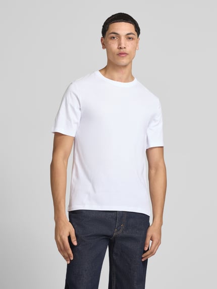 Männermodel trägt T-Shirt mit Rundhalsausschnitt im 3er-Pack von Jack & Jones, Reine Baumwolle, Regular-Fit, weiß, Ganzkörperansicht von vorne.
