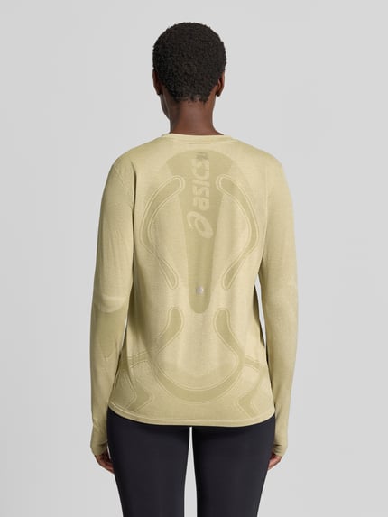 Frauenmodel trägt bluzka z długim rękawem z nadrukiem z logo w kolorze jasnobeżowym, krój slim fit, Model 'Road' od ASICS TIGER, okrągły dekolt, Długość tyłu w rozmiarze S: 61 cm, Ganzkörperansicht Rückansicht