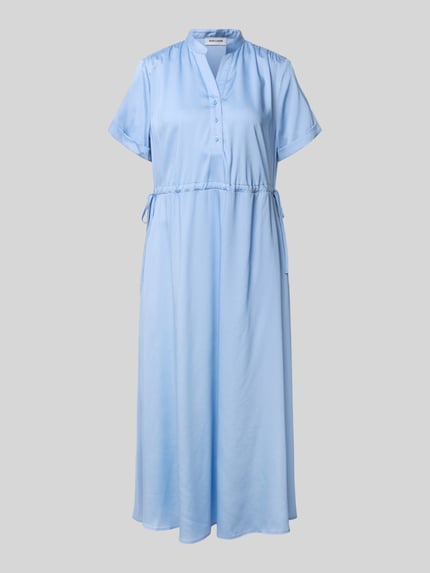 Produktfoto, Midikleid aus Lyocell mit V-Ausschnitt von More & More in Hellblau, A-Linie, Stehkragen, Knopfleiste, kurzer Ärmel, regulierbares Taillenband, glatte Textur, Konfektionsgröße 36