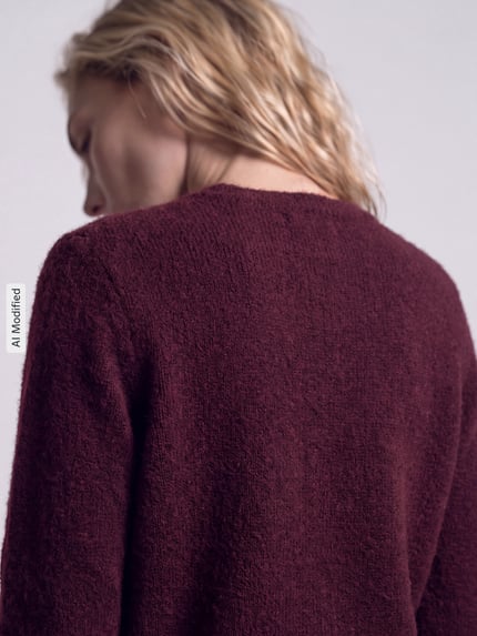 Frauenmodel trägt Regular Fit Strickjacke mit Woll-Anteil Modell 'MALOU' von PIECES in Dunkelrot, strukturierte Oberfläche, Ganzkörperansicht Rückansicht, Damen Strickjacke, KI-modifiziertes Bild.