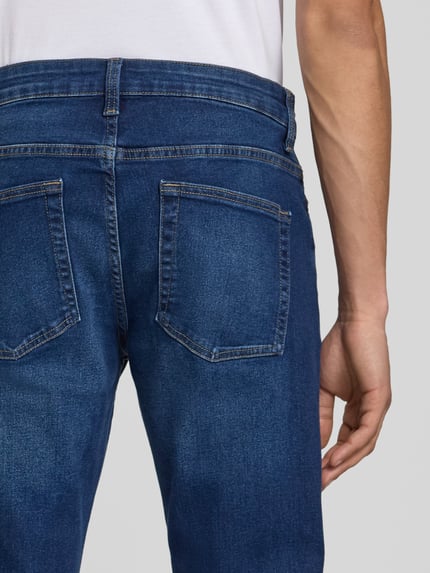Männermodel trägt Slim Fit Jeans aus Baumwoll-Mix mit Viskose-Anteil Modell 'LOOM' von Only & Sons, Denim-Optik, Ganzkörperansicht Rückansicht.