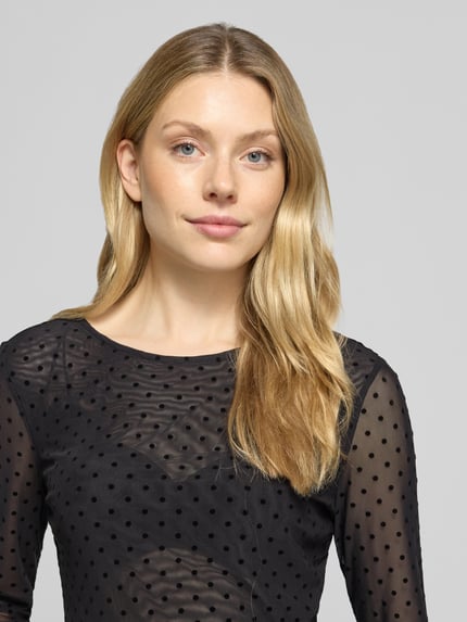 Männermodel trägt Longsleeve aus Mesh mit Rundhalsausschnitt von Christian Berg Woman Selection, czarny, krój slim fit, allover-wzór, długość pleców w rozmiarze S: 56 cm, zbliżenie na górną część ciała