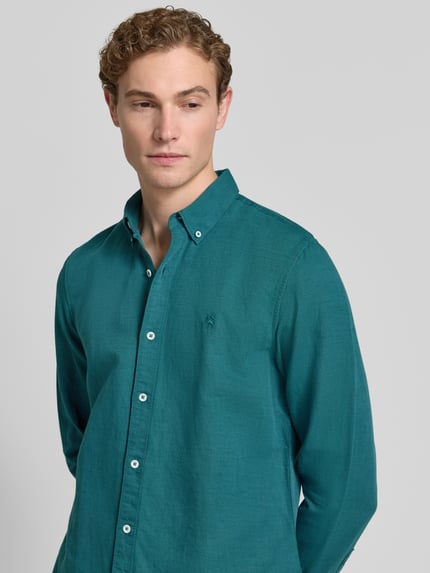 Männermodel trägt Regular Fit Freizeithemd aus Leinen-Baumwoll-Mix von Lerros, smaragdgrün, Button-Down-Kragen, Knopfleiste, Nahaufnahme Oberkörper. Rückenlänge bei Größe M: 75 cm, Schulterbreite: 43 cm, Ärmellänge: 69 cm.