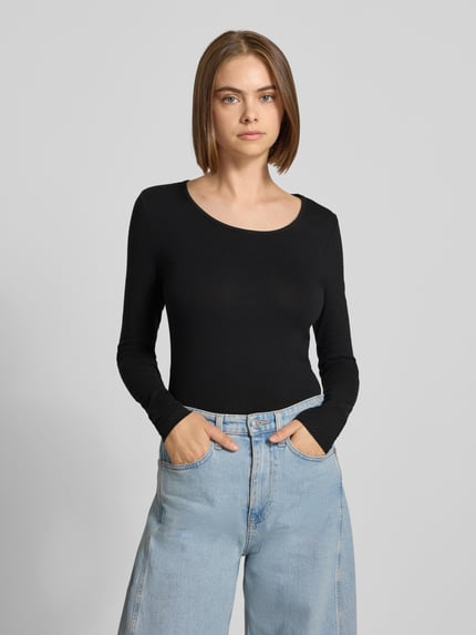 Frauenmodel trägt Modern Fit T-Shirt aus Baumwoll-Mix Modell 'LIVE LOVE' von ONLY in Schwarz, helle Jeans, Damen T-Shirt von ONLY, Nahaufnahme Oberkörper.