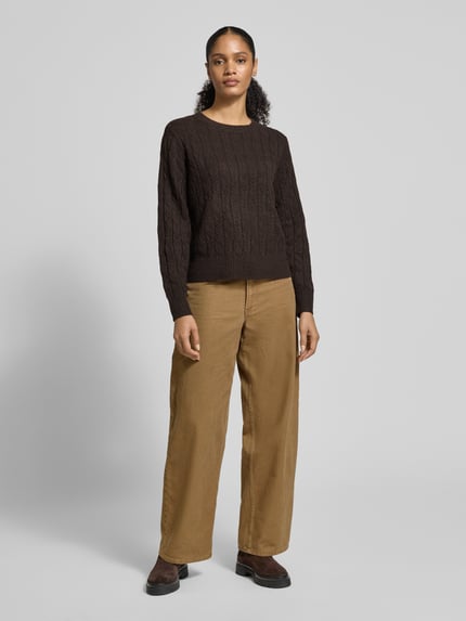 VERO MODA Sweter z dzianiny o kroju regular fit ze ściegiem warkoczowym model ‘ARIES’ Czekoladowy 1