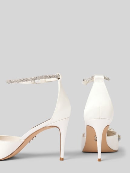 Produktfoto, Czółenka z obszyciem z kamieni stras model 'Last Dance' od Steve Madden, kształt spiczasty, pasek ze sprzączką, ozdobna kokarda, obcas szpilka 9 cm, gładka podeszwa, rozmiar 40, kolor biały, tekstura satynowa