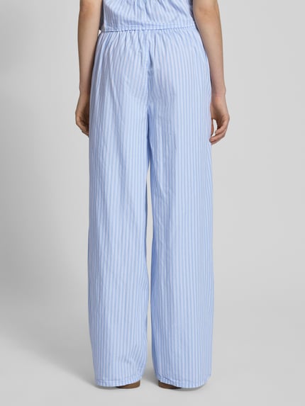 Frauenmodel trägt Wide Leg Pull-on-Hose mit Streifenmuster und Kordelzug von REVIEW aus Reine Baumwolle, Ganzkörperansicht Rückansicht.