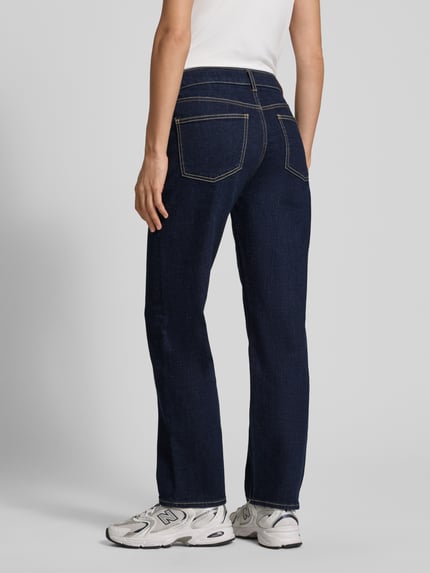 Frauenmodel trägt Jeans mit Eingrifftaschen Modell 'THE SKY' von Scotch & Soda, dunkelblauer Baumwoll-Mix, Regular Fit, Ganzkörperansicht Rückansicht