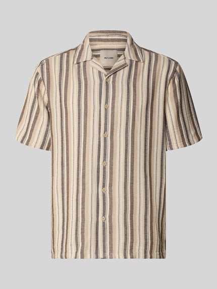 Produktfoto, Regular Fit vrijetijdsoverhemd uit katoenmix model 'TREV LIFE' van Only & Sons, all-over motief, structuurpatroon, gestreept, korte mouw, doorlopende knoopsluiting, rompzoom met zijsplitten, resort overhemdkraag, achterpas, beige-bruin gestreepte look met zichtbare textuur, materiaal: katoenmix