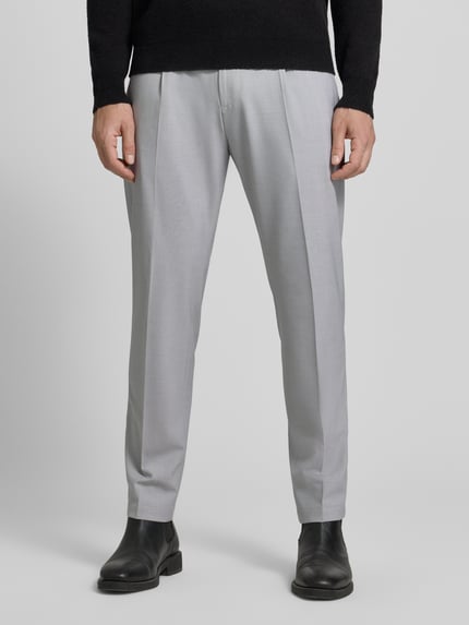 Mężczyzna nosi P&C Special - Exklusiv bei P&C Slim Fit Anzughose Modell 'Salto' von CINQUE, mieszanka bawełny, krój slim fit, jasnoszara, szlufki na pasek, kieszenie boczne i z tyłu, kanty, zapięcie na haftkę i zamek błyskawiczny, Szerokość w rozmiarze 50: 38 cm, Długość wewnętrzna nogawki w rozmiarze 50: 75 cm, widok całej sylwetki z przodu.