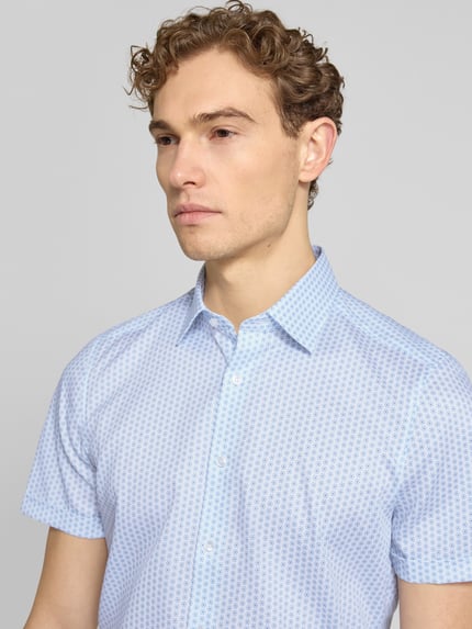 Männermodel trägt Slim Fit Business-Hemd im Allover-Look mit Kentkragen von OLYMP, hellblaue Muster, Nahaufnahme Oberkörper, Baumwoll-Elasthan-Mix