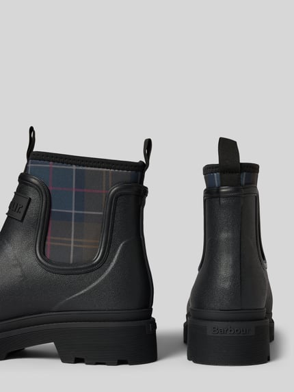 Productfoto, zwarte Stiefel met label in reliëf model 'Cynthia Chelsea Welly' van Barbour voor Dames, matte look, grove zool, boots