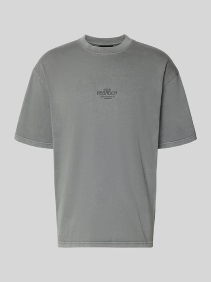 Produktfoto, Oversized T-Shirt mit 1/2-Arm Modell 'Trebic' von Pegador, reine Baumwolle, grauer Ton, dezentes Label-Detail, Rundhalsausschnitt