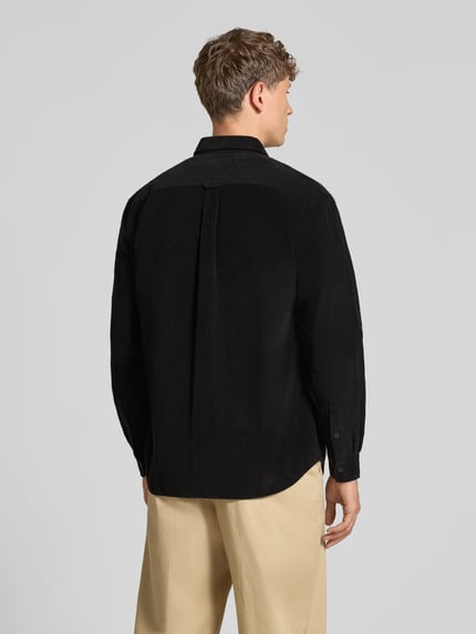 Männermodel trägt Regular Fit Cordhemd mit Logo-Applikation von LACOSTE, unifarben schwarz, strukturierte Oberfläche, Ganzkörperansicht Rückansicht.