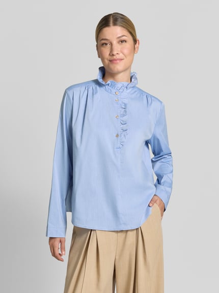 Frauenmodel trägt Bluse mit Rüschen und kurzer Knopfleiste von Christian Berg Woman, hellblau, Regular Fit, Stehkragen, Nahaufnahme Oberkörper. Baumwoll-Mix mit Stretch-Anteil, abgerundeter Saum, Knopfdetails, glatte Textur.