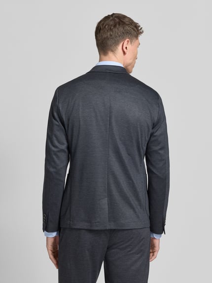 Męski model nosi Regular Fit Anzugsakko mit Viskose-Anteil von s.Oliver BLACK LABEL, ciemnoszary, allover wzór, długi rękaw, krój regular fit, z tyłu, widok całej sylwetki