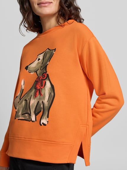 Frauenmodel trägt Sweatshirt mit Hundeprint von MILANO ITALY, mehrfarbig, Motiv-Print auf Jersey, Rundhals, gerippte Abschlüsse, Nahaufnahme Oberkörper.