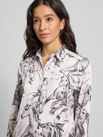 Frauenmodel trägt Regular Fit Bluse aus Viskose im Allover-Look von Milano Italy mit Hemdblusenkragen und Knopfleiste, Nahaufnahme Oberkörper.
