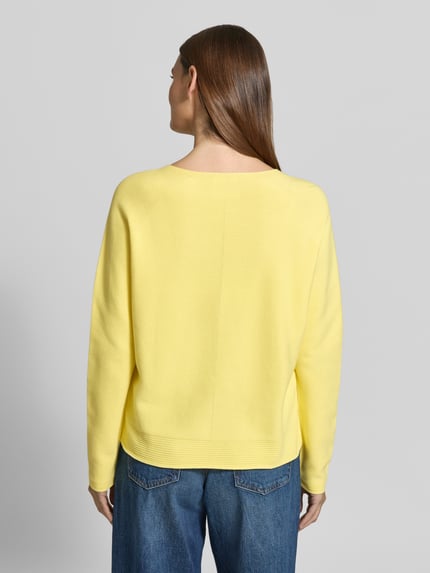 Frauenmodel trägt Strickpullover mit Rundhalsausschnitt und Label-Detail von Fynch-Hatton aus reiner Baumwolle in Gelb, Rückenlänge 58 cm, Regular Fit, Ganzkörperansicht Rückansicht