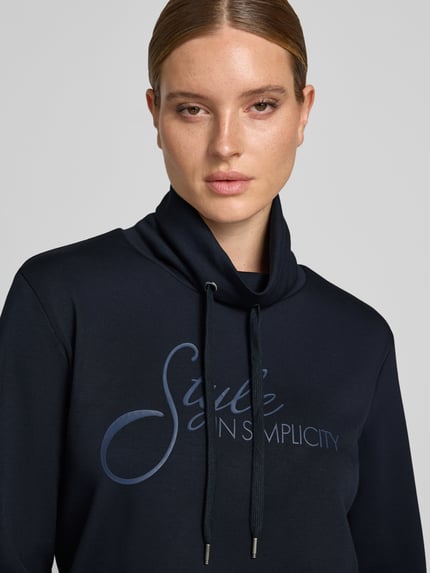 Frauenmodel trägt Regular Fit Sweatshirt aus reiner Modal-Mix Modell 'BANU' von Soyaconcept, dunkelblau mit Schriftprint, Nahaufnahme Oberkörper, Damen Sweatshirt von Soyaconcept