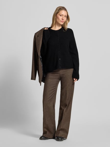 Vrouwenmodel draagt Regular Fit gebreid jack uit wolmix met alpaca-aandeel model 'LULU NEW' van Selected Femme, look: effen, pasvorm: regular fit, knoopsluiting, kraagmodel: o-neck, lange mouw, mouwboord en rompzoom: geribd, materiaalverwerking: knitwear, materiaal: wolmix, geheellichaamsaanzicht van voren.