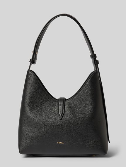 Productfoto, Handtasche aus echt leer Model 'GOCCIA' van Furla in zwart, structuurpatroon, overslag met pinsluiting, verstelbare schouderband, hoofdvak met ritsvak, breedte maat 1: 22 cm, lengte: 25 cm, diepte: 12 cm, bandlengte: 42 cm.