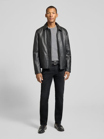 Männermodel trägt Modern Fit Straight Jeans aus Baumwoll-Mix Modell 'Mitch' von JOOP! in Schwarz, Herren Straight Fit Jeans von JOOP!, Ganzkörperansicht von vorne.