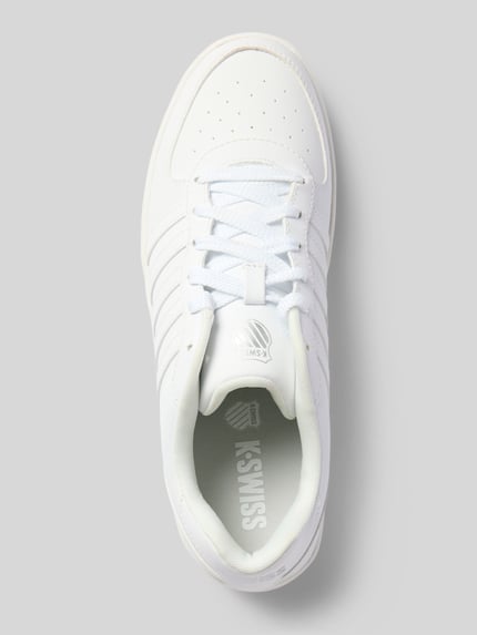 Produktfoto, Sneaker mit Label-Details Modell 'Court Cali' von K-SWISS in Weiß, abgerundete Form, Schnürung, profilierte Sohle, Herren, 3 cm Absatzhöhe, 7 cm Schafthöhe, 9 cm Schaftweite, glatte und perforierte Texturen.