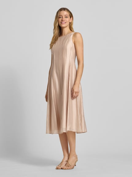 Vrouwenmodel draagt Cocktailkleid mit Rundhalsausschnitt van Christian Berg Cocktail, licht beige, a-lijn, lyocell-mix, midilengte, gladde textuur, voorkant perspectief, volledige lichaamsaanzicht.