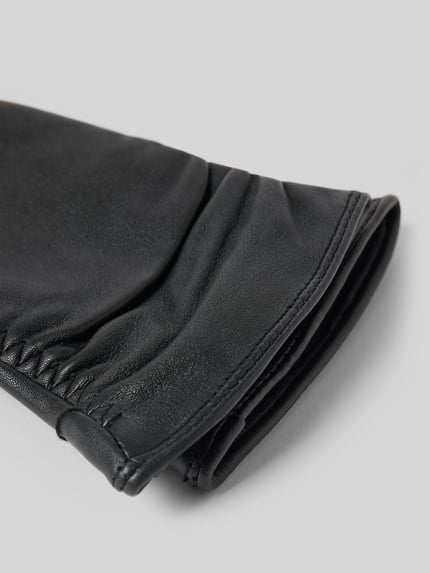 Produktfoto, Handschuhe aus echtem Leder mit Raffungen von Roeckl, fein genarbte schwarze Oberfläche, eingefasste Abschlüsse, Damen Fingerhandschuhe