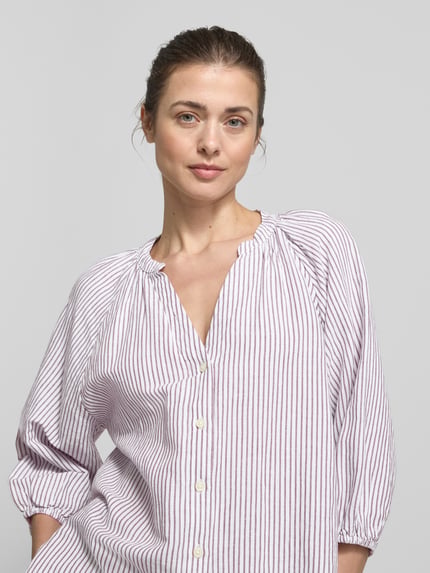 Frauenmodel trägt Relaxed Fit Hemdbluse Leinen-Baumwoll-Mix Modell 'ALBERTA' von Selected Femme, gestreift, V-Ausschnitt, Nahaufnahme Oberkörper.