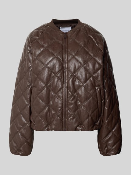 Produktfoto, Regular Fit Jacke in Stepp-Optik van Rich & Royal, leerlook in bruin, ritssluiting, stiksels, dames jack, context: Dames jack van Rich & Royal, leerlook, regular fit, stiksels, opstaande kraag, ritssluiting, ruglengte maat S: 61 cm, schouderbreedte maat S: 43 cm, borstwijdte maat S: 52 cm, mouwlengte maat S: 46 cm.