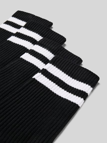 Produktfoto, czarne Skarpety z zestawu 4 szt. Socken mit Label-Detail im 4er-Pack von MCNEAL, mieszanka bawełny ekologicznej, elastyczne ściągacze, detal z logo